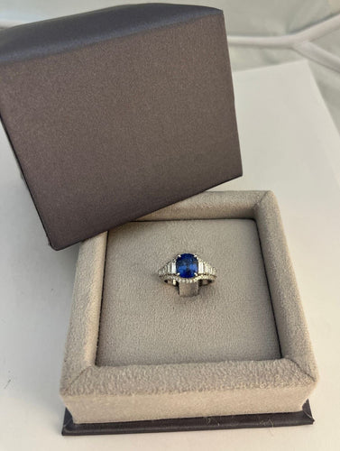 Bague 55 Bague en or gris sertie d'un saphir Ceylan non-chauffé taille coussin de 3,80 carats 58 Facettes 227498