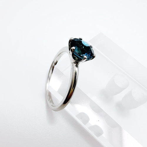 Tektaş beyaz altın ve merkezi topaz ile, Londra tarzı 