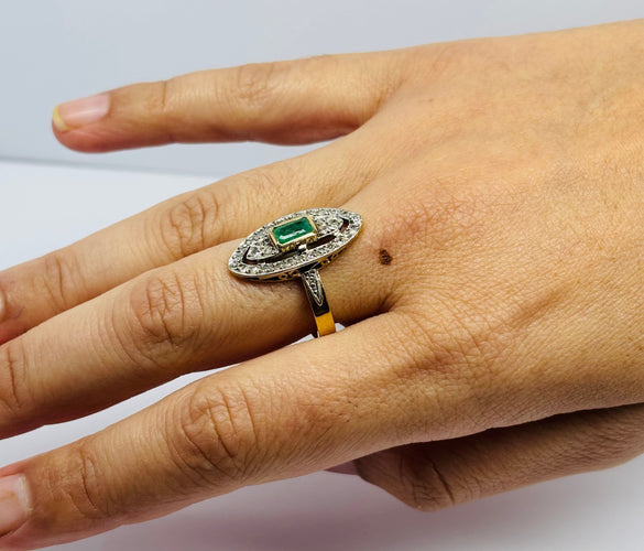 Bague 58 Bague Art Déco en or avec accents de platine, sertie d'une émeraude naturelle et de 28 diamants. 58 Facettes E14