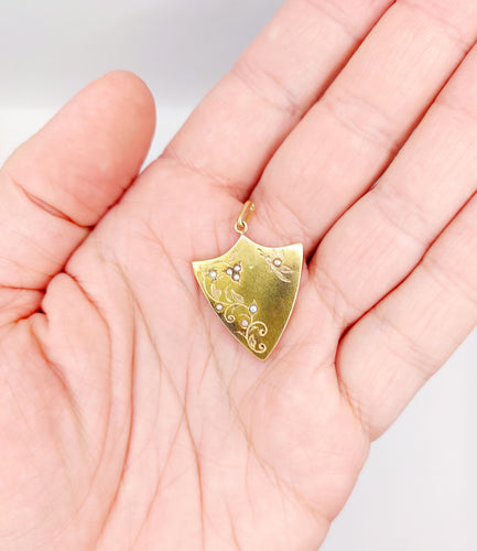 Pendentif Pendentif antique jaune blason, fleurs et papillon orné de perles (circa 1900) 58 Facettes A06306