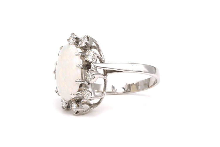 Bague 53 Bague contemporaine en or blanc 14 carats sertie d'une opale et de diamants 58 Facettes 21993