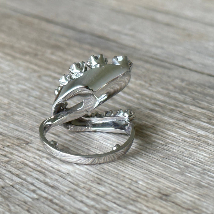 Serpentine ring in white gold with diamonds