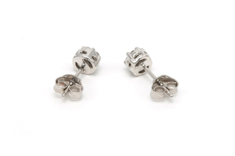 Boucles d'oreilles Boucles d'oreilles contemporaine en or blanc 18 carats serties de diamant 58 Facettes B670