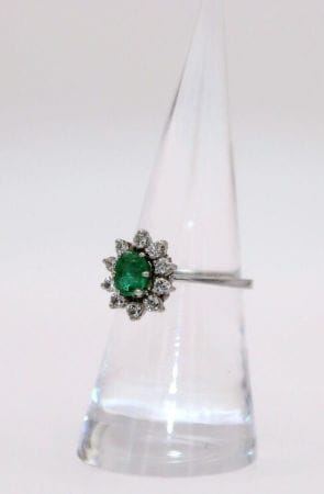 Bague 54 Bague Marguerite or gris ornée d'une émeraude et de diamants 58 Facettes