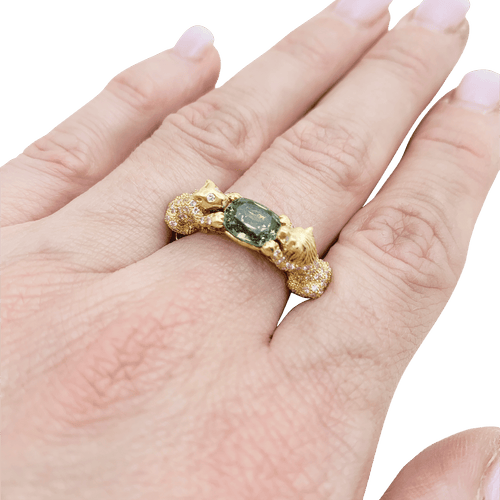 Bague 54 Bague Bibi Van Der Velden "Family Crest Lion" or jaune, diamants, saphir vert. 58 Facettes 34453