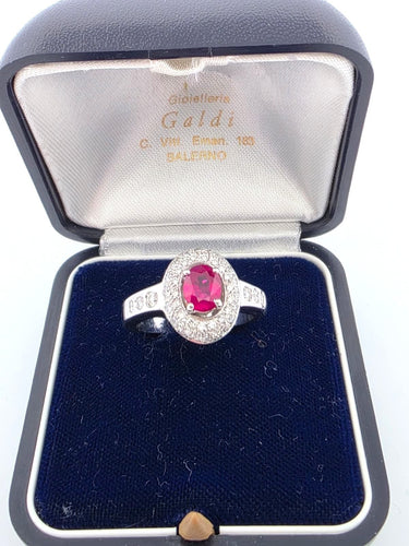 Bague 58 Bague en or blanc massif avec rubis et diamants 58 Facettes