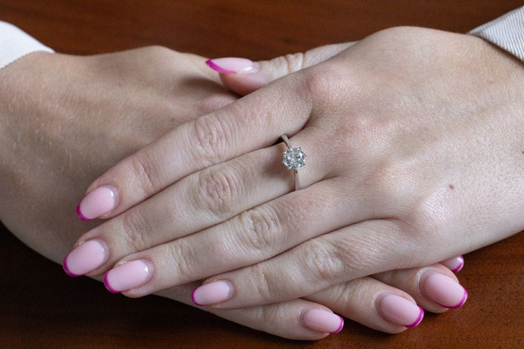 Bague 60 Bague solitaire majestueuse et contemporaine en or blanc avec un diamant de 1,28 ct H/SI2 58 Facettes 11265