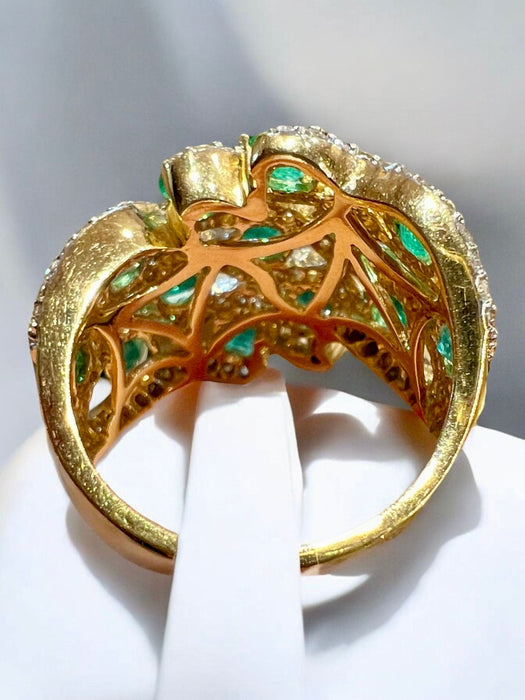 anillo de oro amarillo con esmeraldas y diamantes