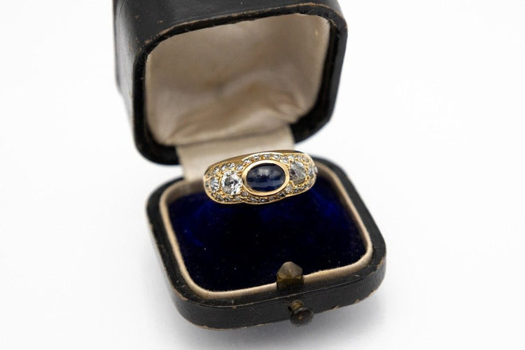 Anello antico in oro giallo con zaffiro e diamanti, Paesi Bassi. 