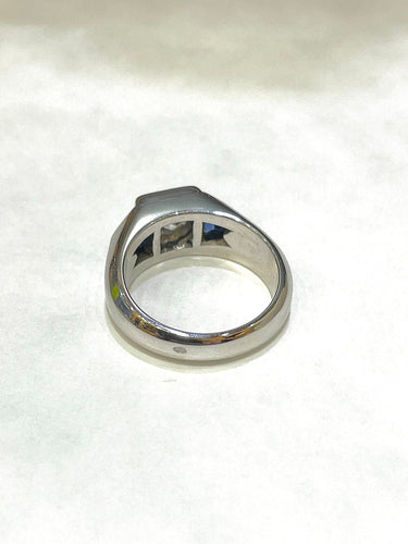 Bague Chevaliére art-déco en or blanc 18 carats , diamant 0,92 carat au centre et saphirs synthétiques 58 Facettes