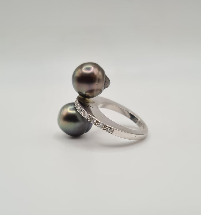 White gold ring set with Tahitian pearls and diamonds