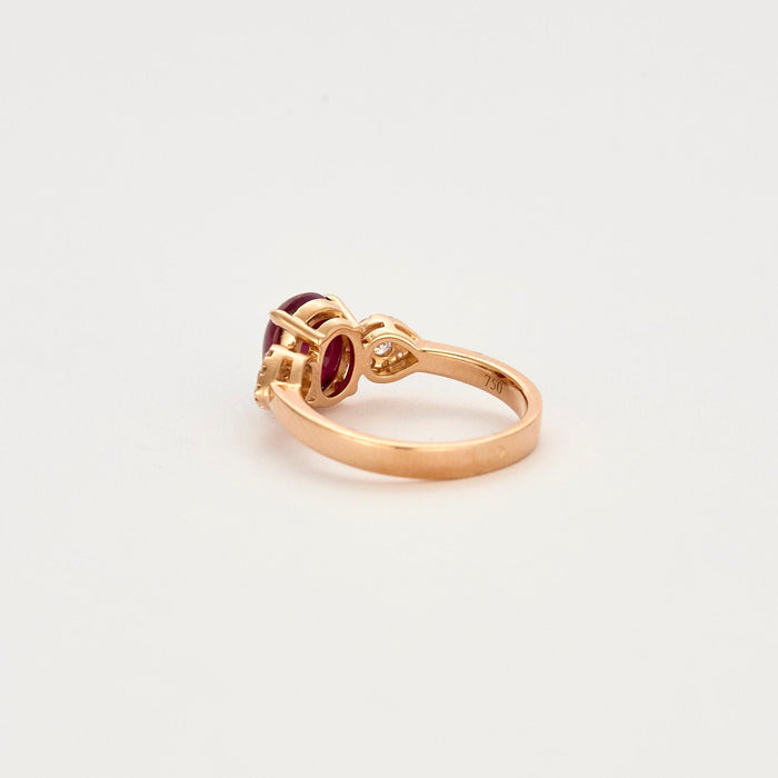 Anillo de oro rosa con rubíes y diamantes