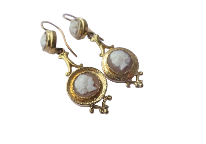 Ohrringe Klappcreolen Kamee-Anhänger aus dem 19. Jahrhundert