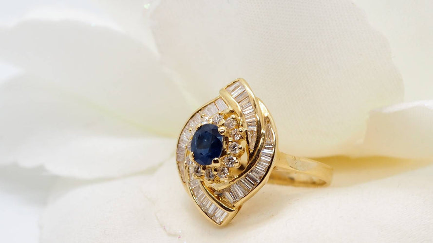 Bague 51 Bague entourage en or jaune, saphir et diamants baguettes 58 Facettes 29935