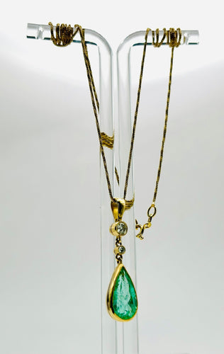 Collier Chaîne en or et pendentif avec émeraude en forme de larme 58 Facettes 50185