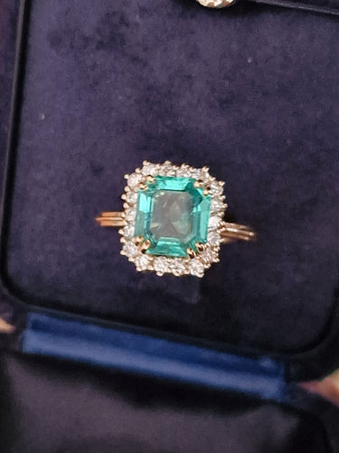 Bague Bague en or jaune avec halo de diamants et émeraude colombienne 58 Facettes