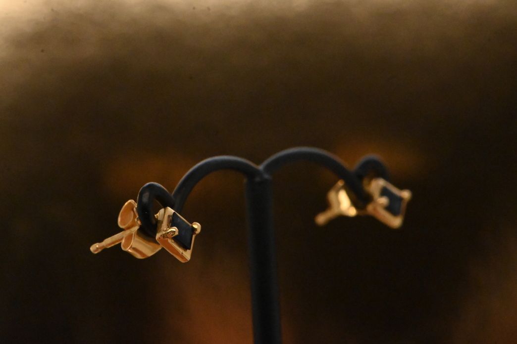 18-karaats gouden prinses geslepen blauwe saffier oorbellen
