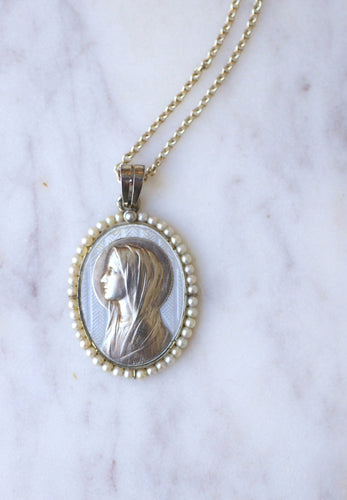 https://cdn.shopify.com/s/files/1/0075/4588/0666/products/medaille-religieuse-art-deco-or-blanc-nacre-et-perles-498404.jpg?v=1657830479