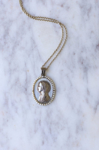 https://cdn.shopify.com/s/files/1/0075/4588/0666/products/medaille-religieuse-art-deco-or-blanc-nacre-et-perles-503382.jpg?v=1657830479