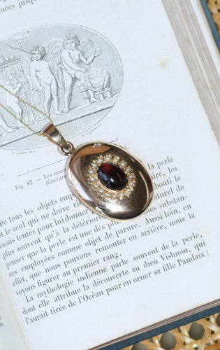 https://cdn.shopify.com/s/files/1/0075/4588/0666/files/medaillon-ancien-cabochon-grenat-et-perles-sur-or-rose-671076.jpg?v=1733305657