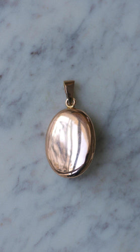 https://cdn.shopify.com/s/files/1/0075/4588/0666/files/medaillon-ancien-cabochon-grenat-et-perles-sur-or-rose-761437.jpg?v=1733305657