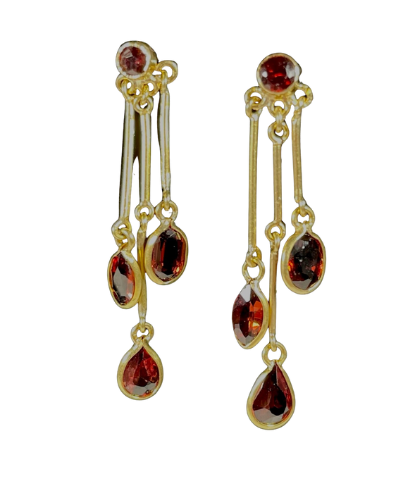 Yellow gold and garnet earrings