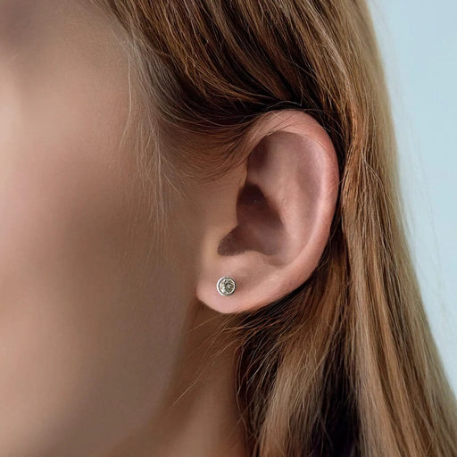 Boutons d'oreilles en or blanc et diamants 58 Facettes 58FC135