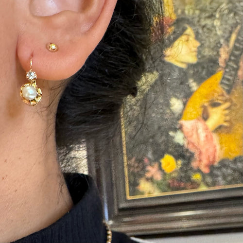 Boucles d'oreilles Boucles d’oreilles dormeuses en or 18k, perles et diamants taille rose 58 Facettes 05B74D8294B146B588081AF9D6B0066A