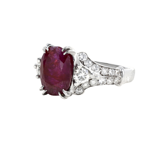 Ring i hvitt gull, ubehandlet rubin og diamanter 