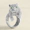 Bague 55 Bague lionceau - Bague sculpturale en or blanc avec diamants et émeraudes 58 Facettes 61E00474