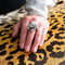 Bague 55 Bague lionceau - Bague sculpturale en or blanc avec diamants et émeraudes 58 Facettes 61E00474