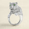 Bague 55 Bague lionceau - Bague sculpturale en or blanc avec diamants et émeraudes 58 Facettes 61E00474