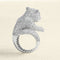 Bague 55 Bague lionceau - Bague sculpturale en or blanc avec diamants et émeraudes 58 Facettes 61E00474