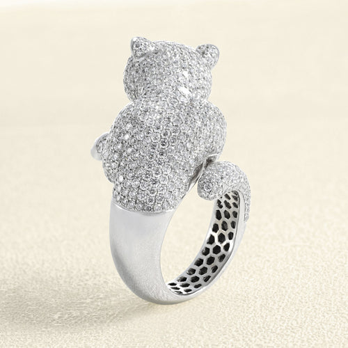 Bague 55 Bague lionceau - Bague sculpturale en or blanc avec diamants et émeraudes 58 Facettes 61E00474