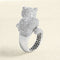 Bague 55 Bague lionceau - Bague sculpturale en or blanc avec diamants et émeraudes 58 Facettes 61E00474