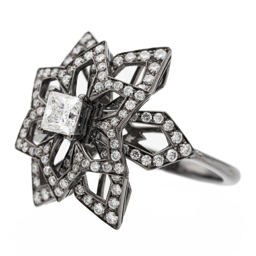 Bague 55 Bague fleur en or noir 18 carats et diamants 58 Facettes 578700RV