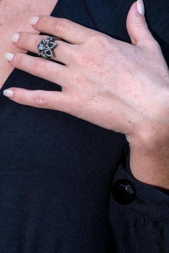 Bague 55 Bague fleur en or noir 18 carats et diamants 58 Facettes 578700RV
