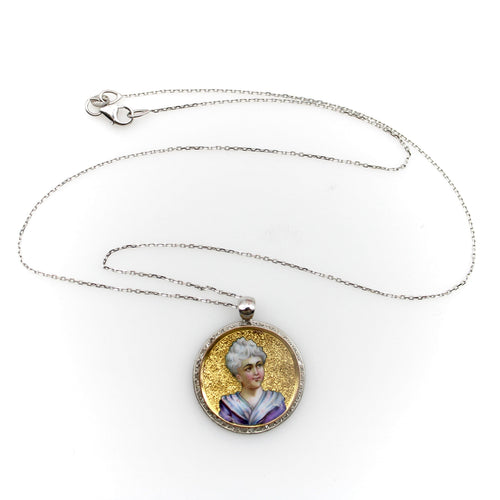 Pendentif Médaillon portrait miniature victorien en or 14K, émail et diamants 58 Facettes