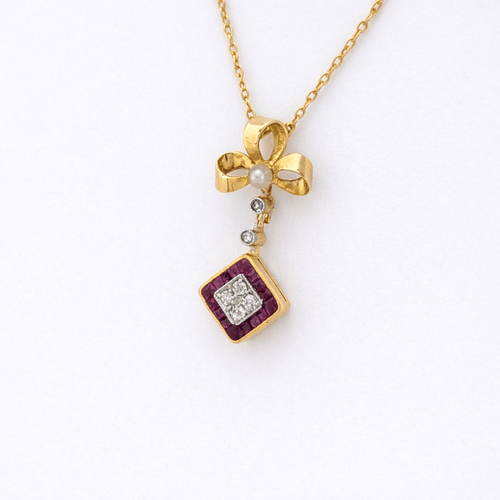 Collier Collier en or jaune 18 carats avec perle, rubis et diamants 58 Facettes 33724