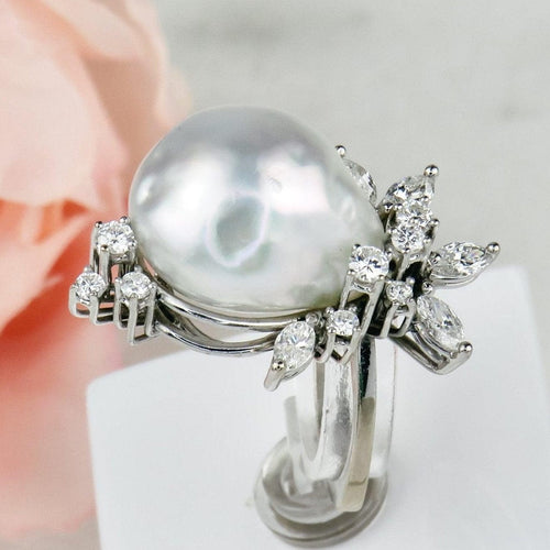 Bague 55.5 Bague en or blanc avec perle baroque et diamants 58 Facettes 1855