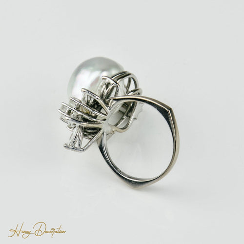 Bague 55.5 Bague en or blanc avec perle baroque et diamants 58 Facettes 1855