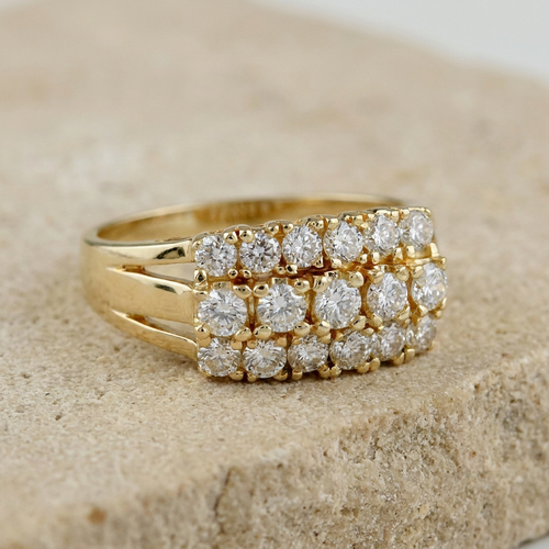 Bague 56 Bague cocktail en or jaune 750 pavée de trois rangées de diamants 58 Facettes 1828