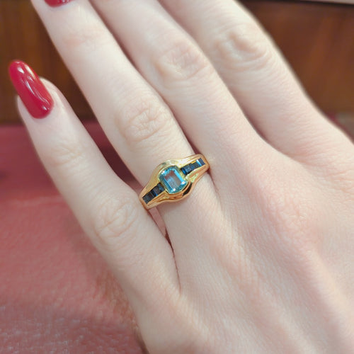 https://18carats.fr/wp-content/uploads/2025/12/33702-34389-Bague-en-or-jaune-saphirs-et-aigue-marine.jpg