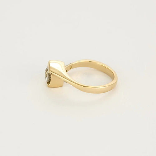 Bague 52 Bague asymétrique solitaire en or jaune 18K et diamants 0,60 ct 58 Facettes DRE1847