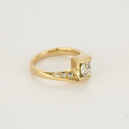Bague 52 Bague asymétrique solitaire en or jaune 18K et diamants 0,60 ct 58 Facettes DRE1847