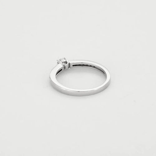 Bague 52.5 Bague solitaire en or blanc 18K avec diamant 0,20 ct 58 Facettes GU295