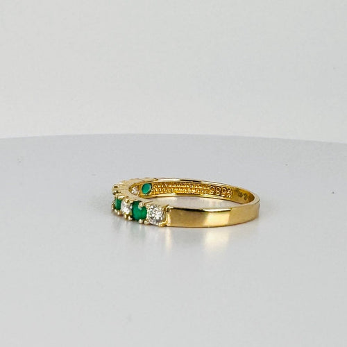 Bague 52 Bague alliance vintage en or jaune 14k avec saphirs blancs et émeraudes 58 Facettes 2512019