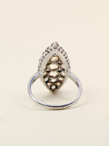 Bague 53 Bague marquise ancienne en or blanc 18 carats et diamants 58 Facettes 1142.3