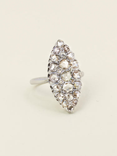 Bague 53 Bague marquise ancienne en or blanc 18 carats et diamants 58 Facettes 1142.3