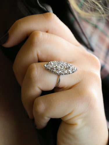 Bague 53 Bague marquise ancienne en or blanc 18 carats et diamants 58 Facettes 1142.3